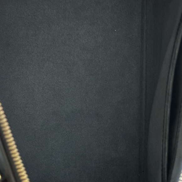 Louis Vuitton Alma Handbag in excellent preowned condition. - Picture 7 of 11